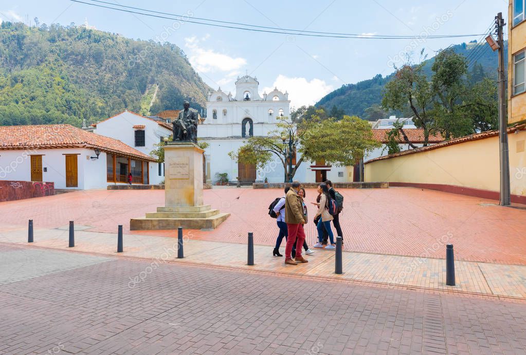 Parroquia de Nuestra Señora de las Aguas de Bogotá y estatua de Ricardo