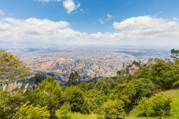 Vista aérea de Bogotá desde la montaña Monserrate en un día soleado — Foto de Stock