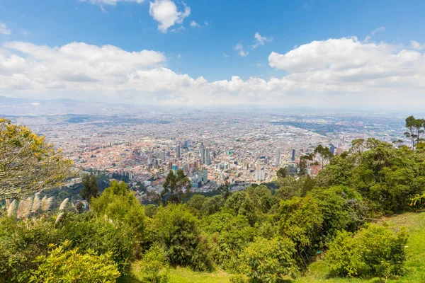 Bogota hava güneşli bir dağda Monserrate görünümünden