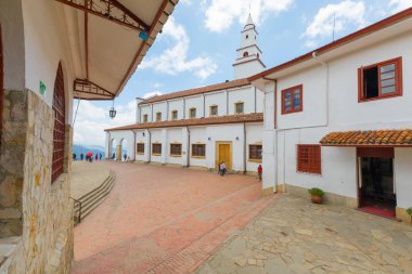 Bogota mavi gökyüzü ile Monserrate Sanctuary