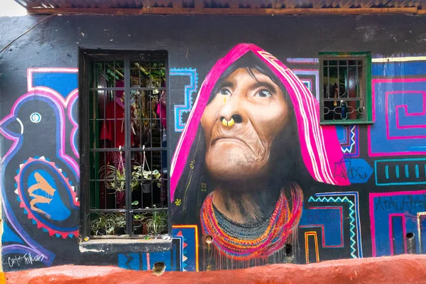 壁画が描いたボゴタ・ラ・カンデラリア地区のホームファサード — ストック写真