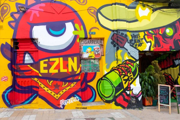 ボゴタ・ラ・カンデラリア地区のカラフルな壁画 — ストック写真