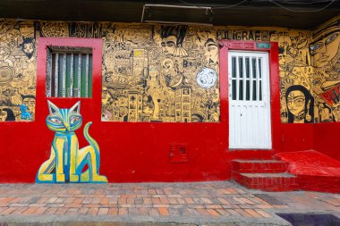 Bogota La Candelaria ilçe duvar boyası ile renkli cephe