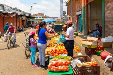 Corabastos pazarında meyve ve sebze satan Bogota vardır