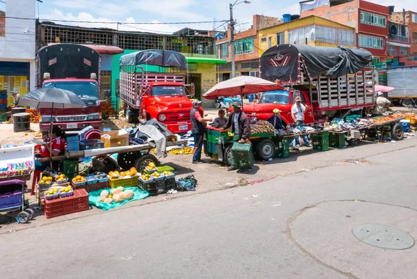 Bogota Corabastos fruit en groente vrachtwagen markt Corabastos — Stockfoto