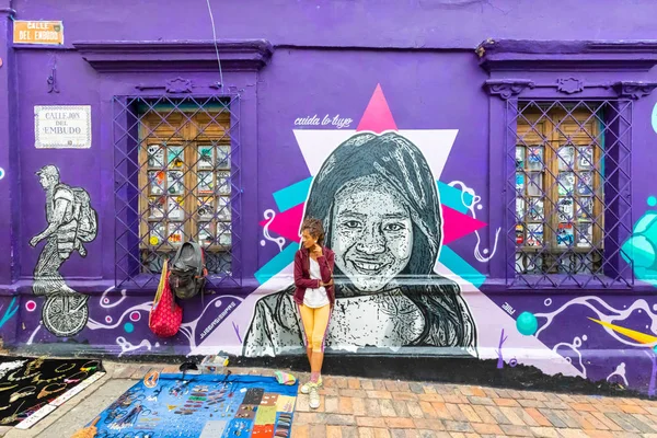 ボゴタ・ラ・カンデラリア地区は、ストリートマールのファサードを飾りました — ストック写真