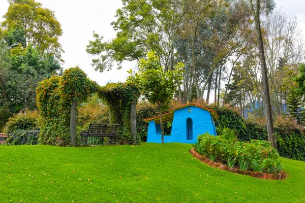 Богота парк влюбленных скамейка под беседкой цветов — стоковое фото