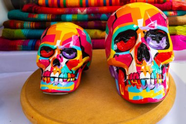 Bogota renkli seramik kafatasları Meksika tarzı