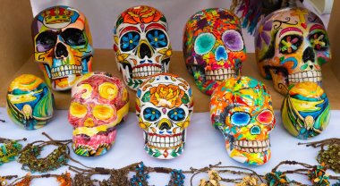 Meksika tarzında Bogota renkli seramik kafatasları