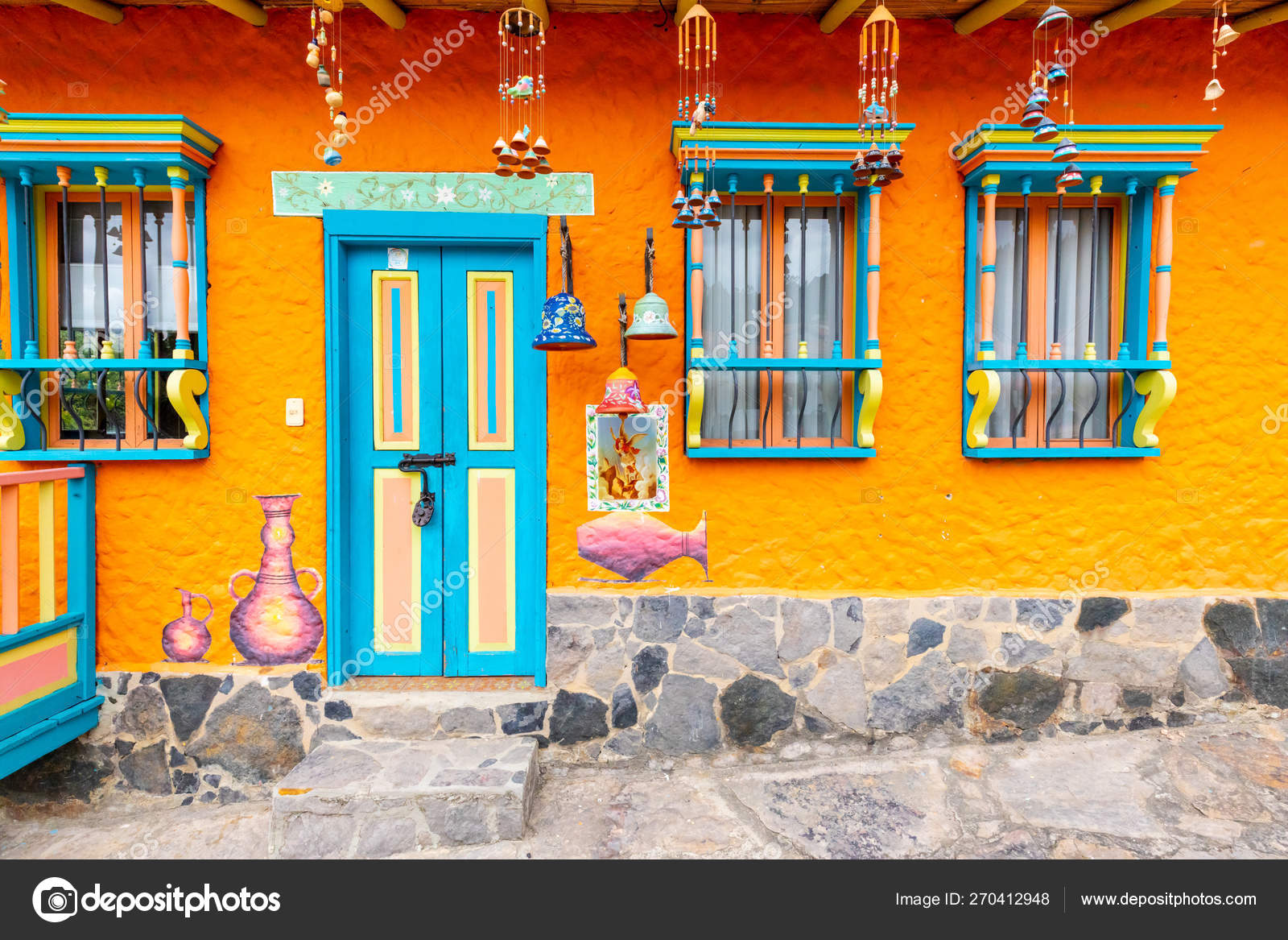 Raquira casa tradicional típica Colômbia — Fotografia de Stock Editorial ©  markpittimages.gmail.com #270412948