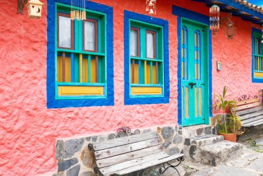 Raquira tipik geleneksel ev kapı ve pencereleri