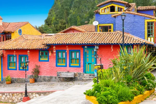 Renkli sömürge evlerinRaquira grubu