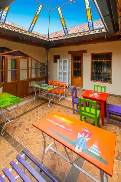 Patio cubierto con mesas decoradas en casa colonial —  Fotos de Stock