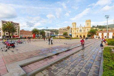Villa Kolombiya Sogamoso park meydanı ve San Martin Tours c