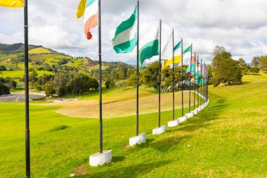 Boyaca Köprüsü sitesinde Tunja Kolombiya bayrakları