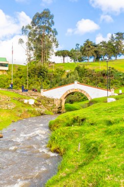 Tunja Colombia Boyaca Köprüsü ve nehir güneşli bir gün