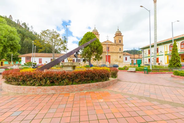 Colombia Parque principal Nemocon y templo de San Francisco de Asís — Foto de Stock