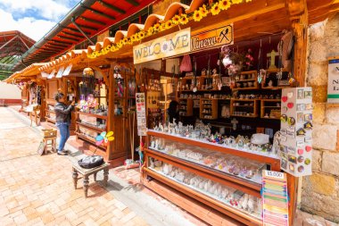 Tuz madeni girişinde Kolombiya Nemocon dükkanlar