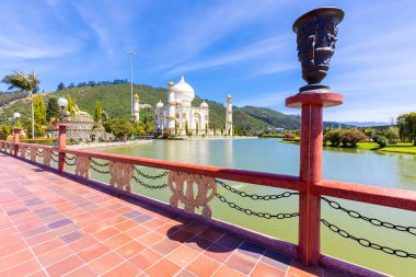 Kolombiya Bogota Jaime Duque Park göl kenarında gezinti