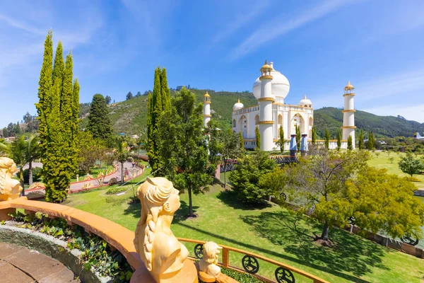 Colombia Bogota Jaime Duque Park frodiga trädgårdar — Stockfoto