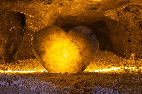 Colombia Nemocon mine heart sculpture carved in salt — Stock Photo, Image