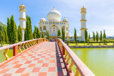 Kolombiya Bogota Jaime Duque Park Taj Mahal girişe köprü