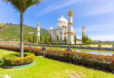 Kolombiya Bogota Jaime Duque Park Tac Mahal ve göl