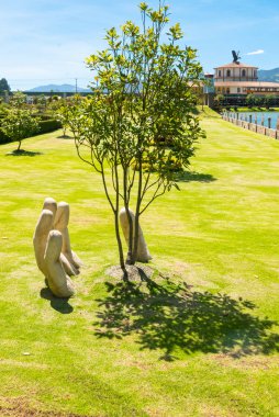Bogota Jaime Duque park üreme heykel batık el