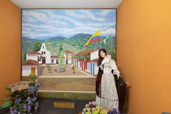 Bogotá Jaime Duque parque vestido de mujer colombiana tradicional — Foto de Stock