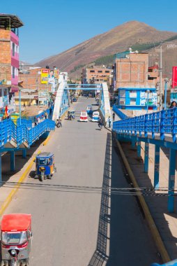 Güneş ile Century caddede Sicuani Peru köprü
