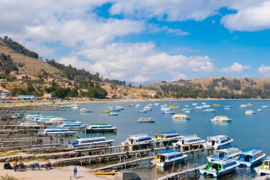 Marina panoramik görünümünde Bolivya Copacabana tekneler