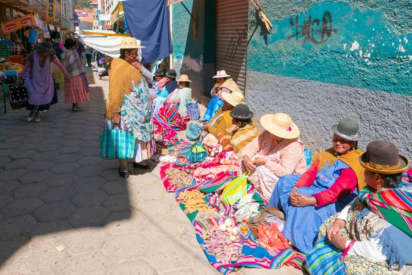 伝統的な服を着たボリビアコパカバーナ女性 — ストック写真