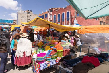 Bolivya La Paz pazara plastik ürün satan