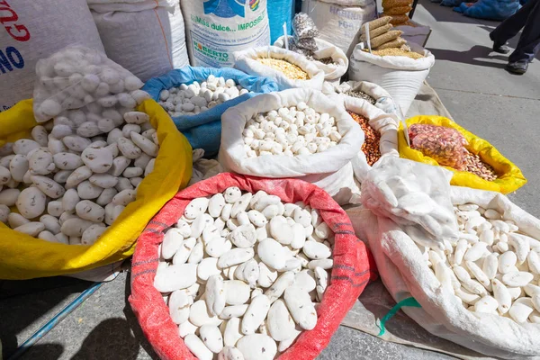 Bolivia La Paz exposición de papas blancas en el mercado — Foto de Stock