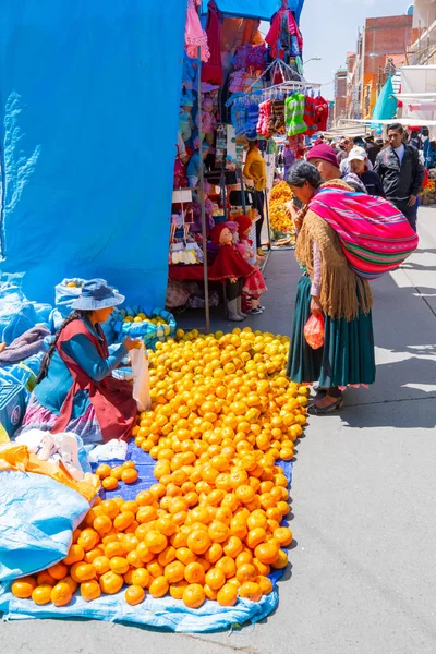 Bolívia La Paz venda de laranjas no mercado do distrito de El Alto — Fotografia de Stock