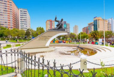 Abaroa meydanında Bolivya La Paz anıtı