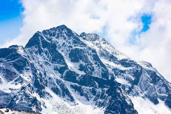 Βολιβία λευκή Κορδιντιέρα χιονισμένη κορυφή του βουνού Q ulini — Φωτογραφία Αρχείου
