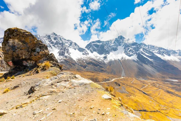 Bolívie panoramatický pohled na bílou královskou kordilleru — Stock fotografie