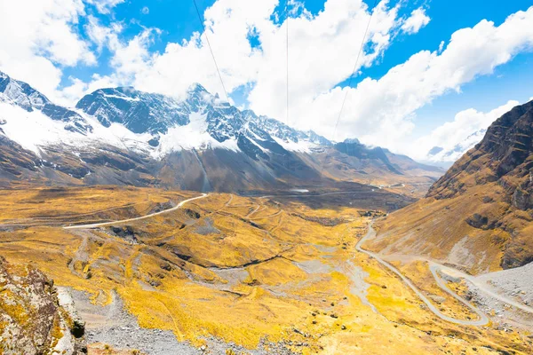 Κοιλάδα της Βολιβία μεταξύ των βουνών της λευκής Κορδιλιέρας — Φωτογραφία Αρχείου