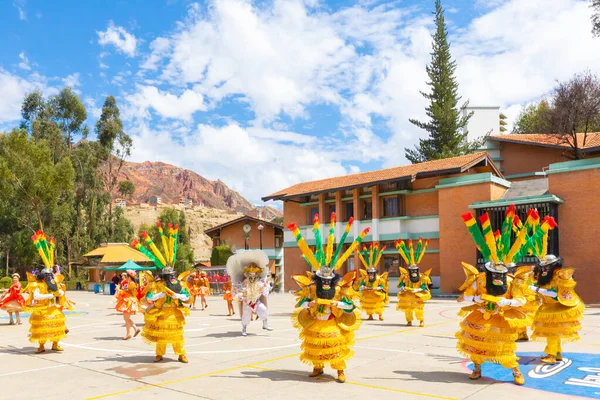 Танцоры Боливии в традиционной одежде — стоковое фото