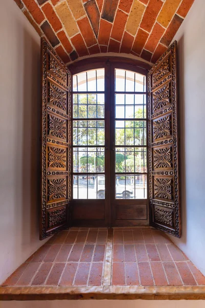 Sucre Bolivia frames van handgemaakt hout van vrijheid huis venster — Stockfoto