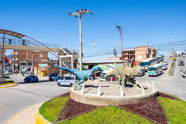 Sucre Bolivia dinosaurios en una rotonda de la carretera nacional — Foto de Stock