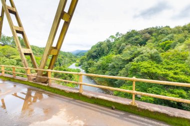 Sucio nehri panoramik manzarası üzerinde Kosta Rika köprüsü