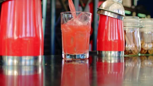 Red cocktail poured into a glass — Stock Video