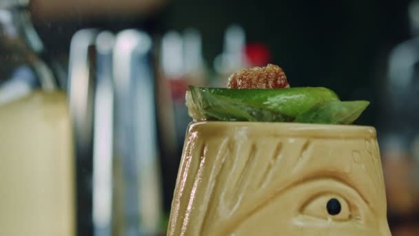 Tiki cocktail close-up — Stock Video