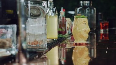 Barmen kokteyl ateşe verdi
