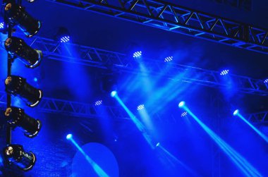 Mavi ışık ışık topları, led ışıklar, çelik yapı ve sis ambiyansı ile bir sahne. Müzik programını veya sunu arka plan.