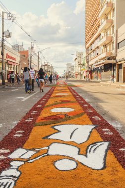 Campo Grande, Brezilya - 31 Mayıs 2018: Corpus Christi olay 14 de Julho Street tatil. İnsanlar ile Hıristiyan sanat ve haber sokak katta talaş yapımı halı, el işi.