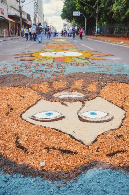 Campo Grande, Brezilya - 31 Mayıs 2018: Corpus Christi olay 14 de Julho Street tatil. İsa'nın görüntü talaş sokakta yapılan.