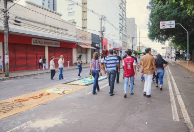 Campo Grande, Brezilya - 31 Mayıs 2018: Corpus Christi olay 14 de Julho Street tatil. İnsanlar ile Hıristiyan sanat ve haber sokak katta talaş yapımı halı, el işi.